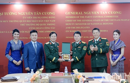 General Nguyen Tan Cuong visits Metfone and MB Cambodia